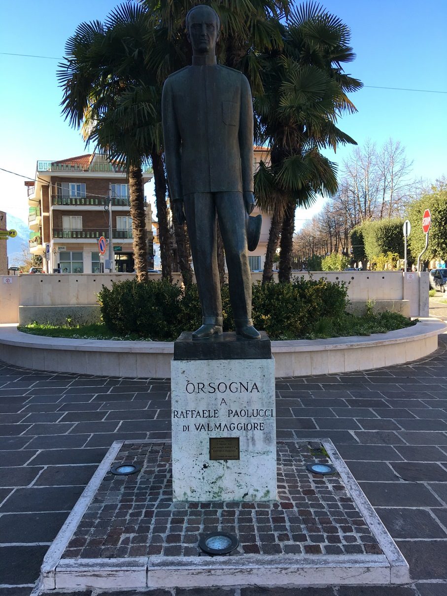 Raffaele Paolucci's statue, Orsogna (5).JPG